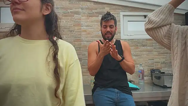 Snapshot of barfantasy chatting on 4, 10, 2025 barfantasy online show from 4, 10, 2025