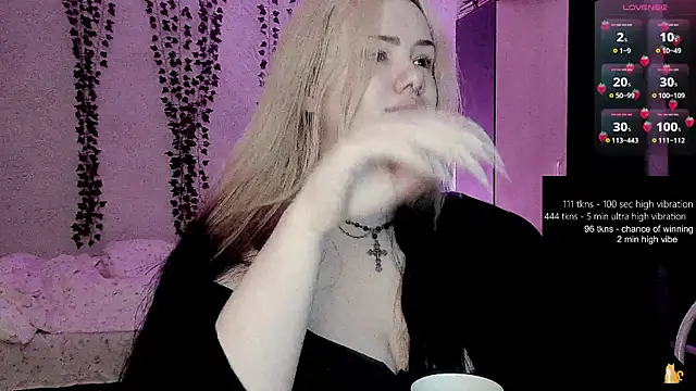 Snapshot of strawberry_elfcat chatting on 11, 6, 2026 strawberry elfcat online show from 11, 6, 2026