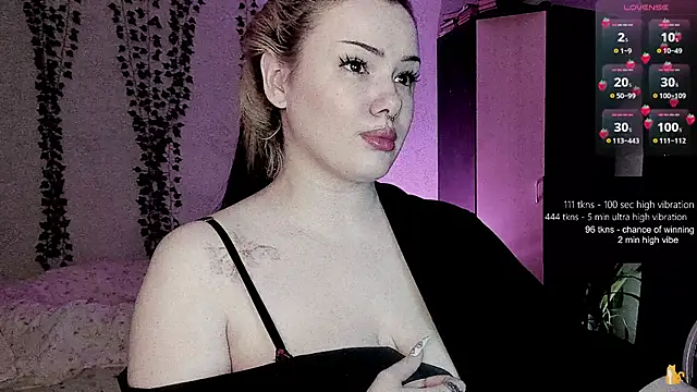 Snapshot of strawberry_elfcat chatting on 17, 6, 2026 strawberry elfcat online show from 17, 6, 2026