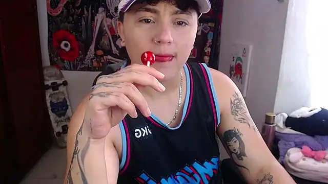 Snapshot of isabeautyx19 chatting on 5, 5, 2026 isabeautyx19 online show from 5, 5, 2026
