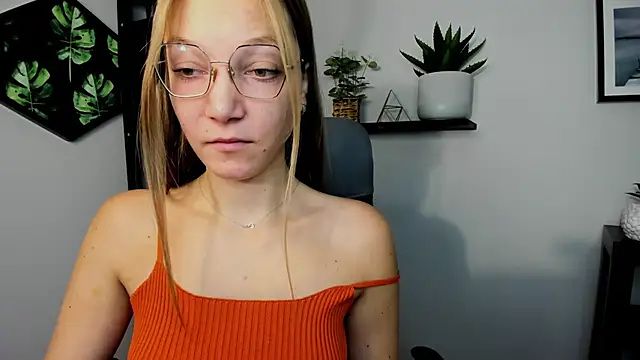 Snapshot of EmillyPlay chatting on 4, 12, 2024 EmillyPlay online show from 4, 12, 2024