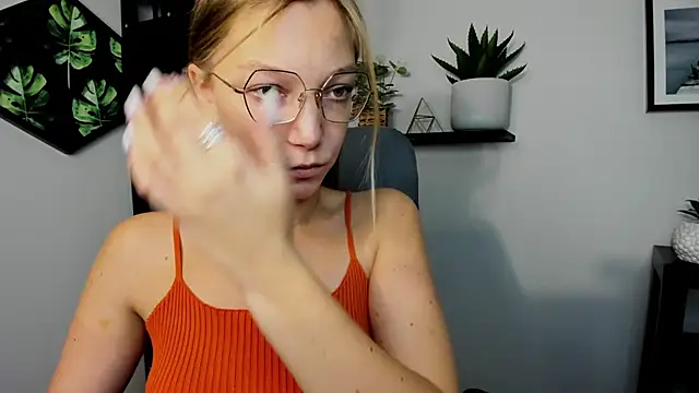 Snapshot of EmillyPlay chatting on 4, 12, 2024 EmillyPlay online show from 4, 12, 2024