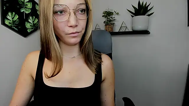 Snapshot of EmillyPlay chatting on 6, 12, 2024 EmillyPlay online show from 6, 12, 2024