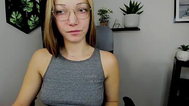 Snapshot of EmillyPlay chatting on 17, 12, 2024 EmillyPlay online show from 17, 12, 2024