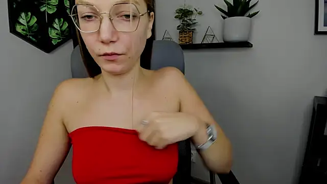 Snapshot of EmillyPlay chatting on 8, 1, 2025 EmillyPlay online show from 8, 1, 2025