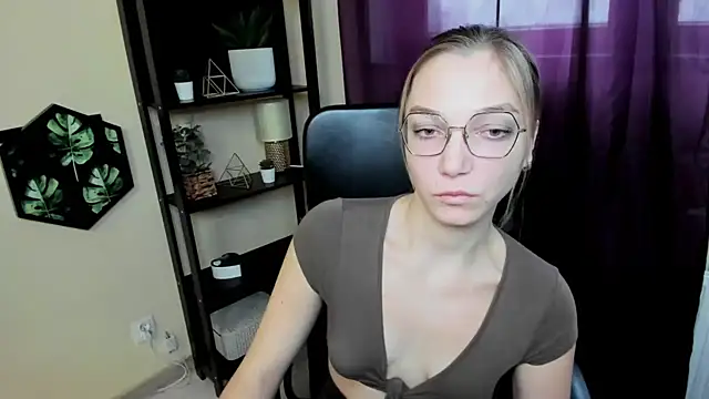 Snapshot of EmillyPlay chatting on 14, 2, 2025 EmillyPlay online show from 14, 2, 2025