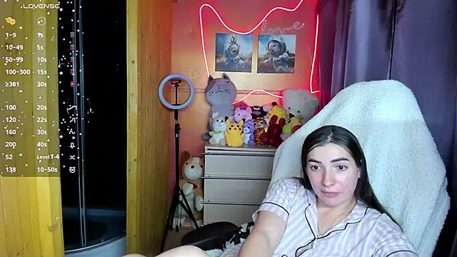 Fiery Brunette  online show from 7, 10, 2025