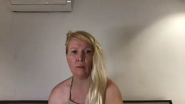 EmmaInLove23 online show from 22, 2, 2025