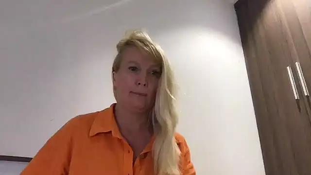 EmmaInLove23 online show from 22, 2, 2025