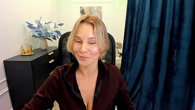 Snapshot of Sinty_Devis chatting on 7, 10, 2025 Sinty Devis online show from 7, 10, 2025
