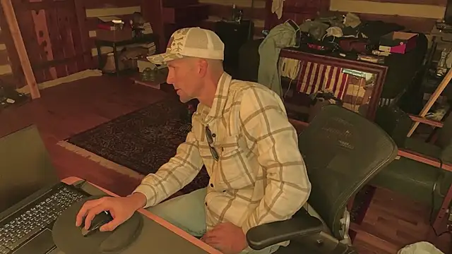 Snapshot of HARD_2QUIT chatting on 22, 12, 2024 HARD 2QUIT online show from 22, 12, 2024