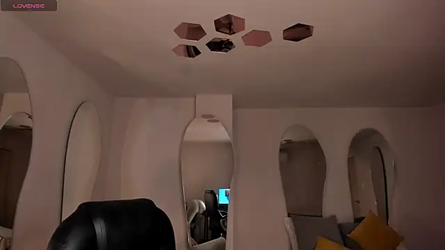 PaulinaSantos  online show from 2, 11, 2025