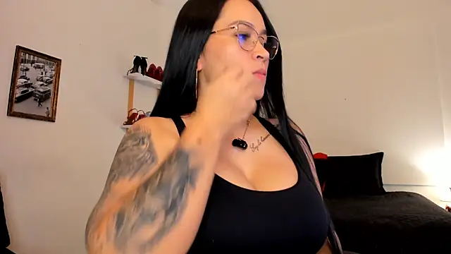 Snapshot of leslie_k chatting on 8, 3, 2025 leslie k online show from 8, 3, 2025