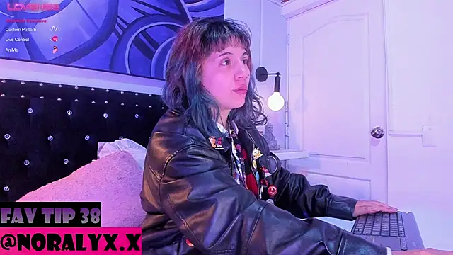Snapshot of hey_noraly chatting on 18, 7, 2026 hey noraly online show from 18, 7, 2026