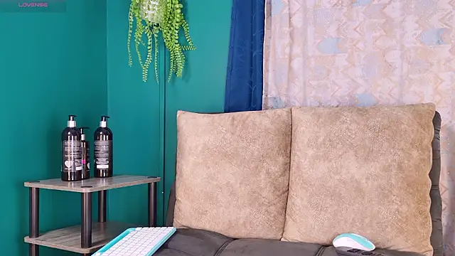 Layla 17 online show from 23, 2, 2026