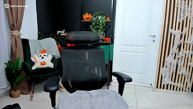 Snapshot of fireflowers_ chatting on 28, 10, 2025 fireflowers online show from 28, 10, 2025