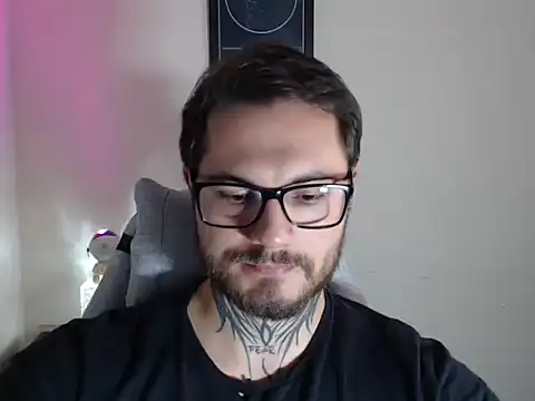 Snapshot of clark_r chatting on 28, 4, 2026 clark r online show from 28, 4, 2026