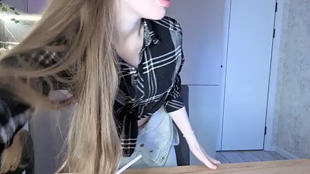 Snapshot of LissaCain chatting on 22, 4, 2026 LissaCain online show from 22, 4, 2026