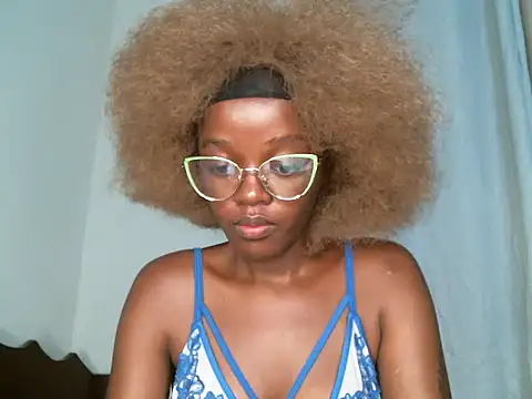 Snapshot of Bella_kiki chatting on 12, 3, 2025 Bella kiki online show from 12, 3, 2025