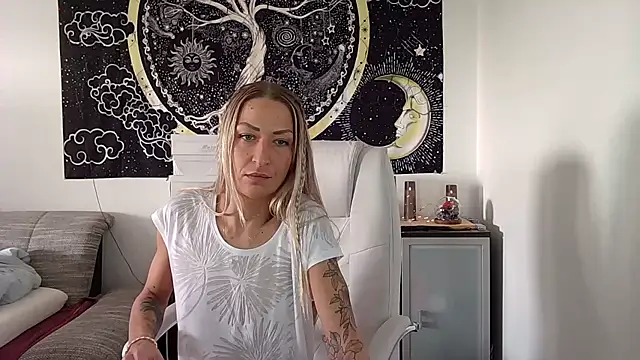 Snapshot of SexxyLiviaa chatting on 6, 10, 2025 SexxyLiviaa online show from 6, 10, 2025