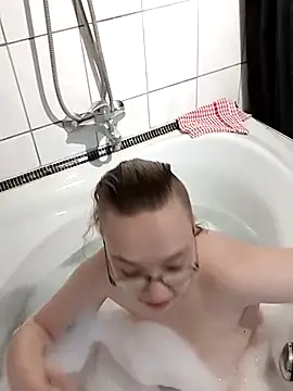 Isabella Geney online show from 3, 7, 2026