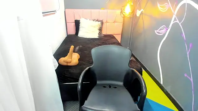 Snapshot of EmmaaEvans_ chatting on 4, 12, 2024 EmmaaEvans online show from 4, 12, 2024