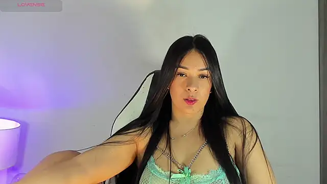 Snapshot of bella_hadid1_ chatting on 5, 12, 2024 bella hadid1 online show from 5, 12, 2024