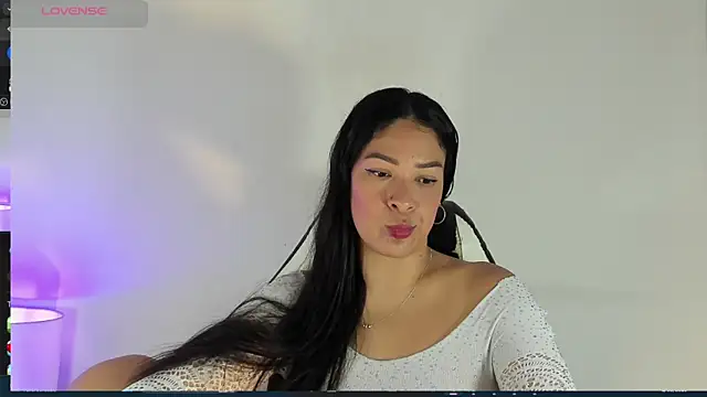 Snapshot of bella_hadid1_ chatting on 2, 3, 2025 bella hadid1 online show from 2, 3, 2025