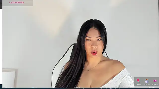 Snapshot of bella_hadid1_ chatting on 2, 3, 2025 bella hadid1 online show from 2, 3, 2025