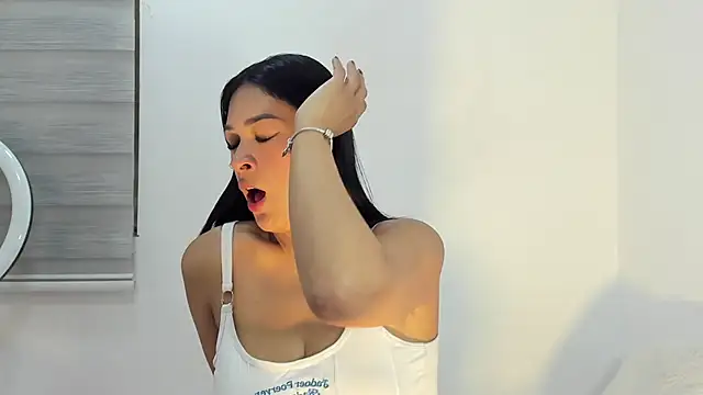 bella hadid1  online show from 19, 2, 2026