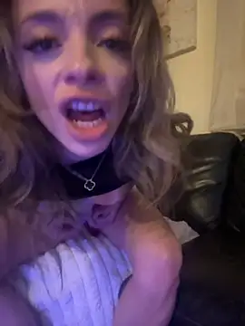 Snapshot of greedybratt chatting on 21, 9, 2025 greedybratt online show from 21, 9, 2025