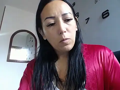 Snapshot of Laura_martin_ chatting on 6, 5, 2026 Laura martin online show from 6, 5, 2026