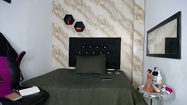 Snapshot of issa__love chatting on 5, 6, 2026 issa love online show from 5, 6, 2026