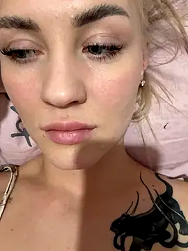 Snapshot of DreamGirl-777 chatting on 25, 11, 2025 DreamGirl-777 online show from 25, 11, 2025