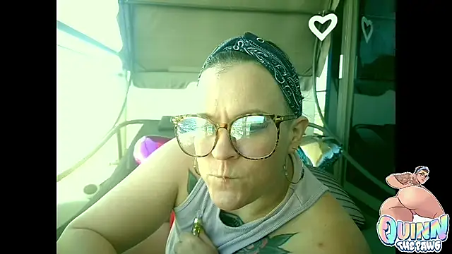 Snapshot of quinnmariexo chatting on 17, 12, 2025 quinnmariexo online show from 17, 12, 2025