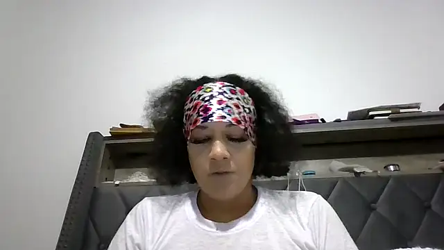 Snapshot of Ladycinnabon1 chatting on 28, 11, 2025 Ladycinnabon1 online show from 28, 11, 2025