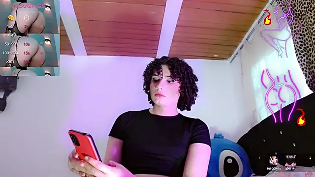 Snapshot of DoveCameron_ chatting on 13, 12, 2024 DoveCameron online show from 13, 12, 2024