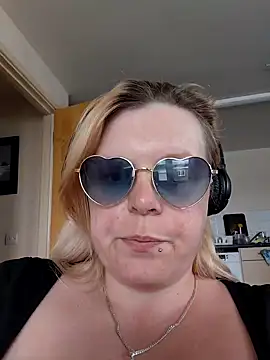 pinkieMilfPUSY online show from 15, 6, 2026