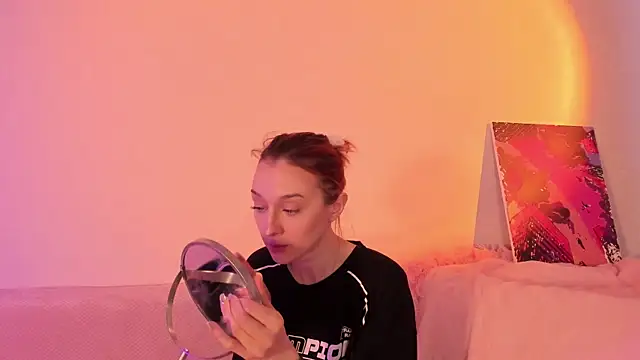 Snapshot of CrystalRey chatting on 1, 2, 2025 CrystalRey online show from 1, 2, 2025