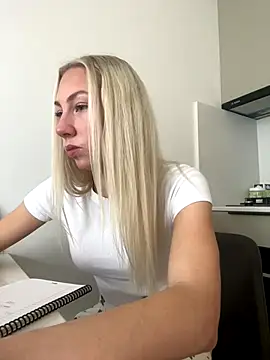 Snapshot of LuisaBecker chatting on 5, 12, 2024 LuisaBecker online show from 5, 12, 2024