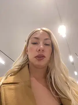 Snapshot of LuisaBecker chatting on 8, 12, 2024 LuisaBecker online show from 8, 12, 2024