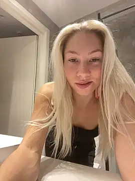 Snapshot of LuisaBecker chatting on 11, 12, 2024 LuisaBecker online show from 11, 12, 2024