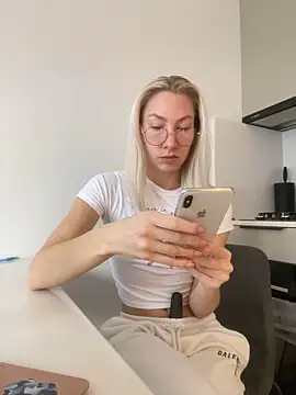 Snapshot of LuisaBecker chatting on 12, 12, 2024 LuisaBecker online show from 12, 12, 2024