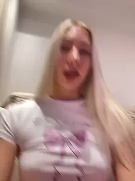 Snapshot of LuisaBecker chatting on 12, 12, 2024 LuisaBecker online show from 12, 12, 2024