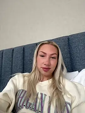 Snapshot of LuisaBecker chatting on 25, 12, 2024 LuisaBecker online show from 25, 12, 2024