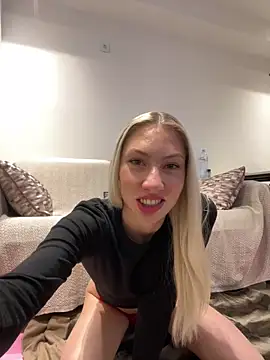 Snapshot of LuisaBecker chatting on 26, 12, 2024 LuisaBecker online show from 26, 12, 2024