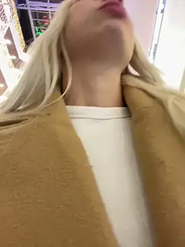 Snapshot of LuisaBecker chatting on 29, 12, 2024 LuisaBecker online show from 29, 12, 2024