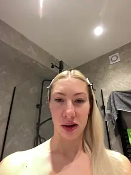 Snapshot of LuisaBecker chatting on 1, 1, 2025 LuisaBecker online show from 1, 1, 2025