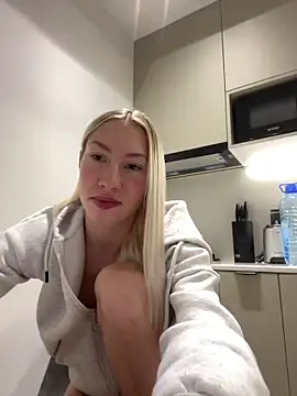 Snapshot of LuisaBecker chatting on 2, 1, 2025 LuisaBecker online show from 2, 1, 2025