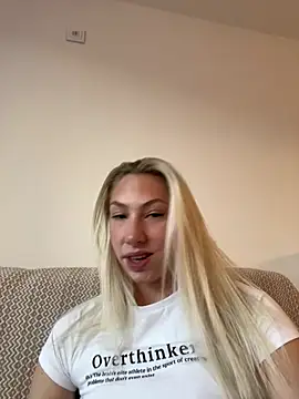 Snapshot of LuisaBecker chatting on 13, 1, 2025 LuisaBecker online show from 13, 1, 2025